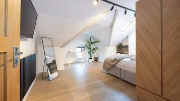 Iron/ironing board, WiFi, bed sheets