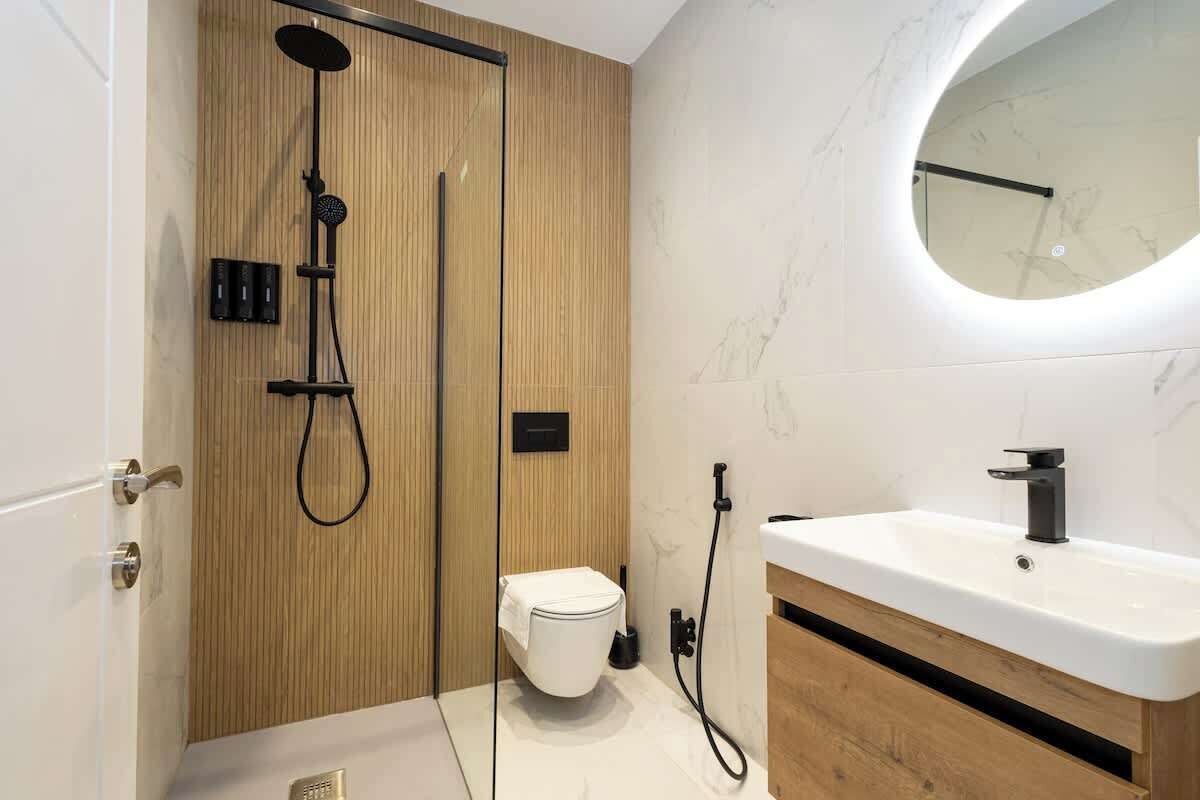 Shower, hair dryer, towels, shampoo