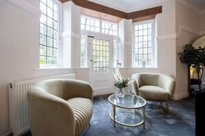 TV, offices - The GreyStoke Mansion With Private Grounds (Hale)