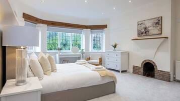 Desk, iron/ironing board, WiFi, bed sheets