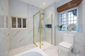Dusche, Haartrockner, Handtücher, Shampoo