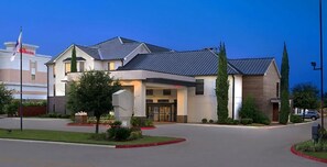 Exterior - Relaxing Houston Stay w/ Parking, Indoor Pool Access | Star Cinema Grill - 5.3mi (Houston)