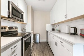 Frigorífico, microondas, horno y placa de cocina