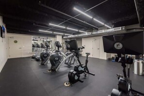 Ein Fitnessstudio mit Ergometer, Laufbändern und Krafttrainingsgeräten.