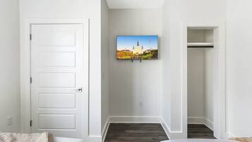 4 habitaciones, tabla de planchar con plancha, wifi y ropa de cama