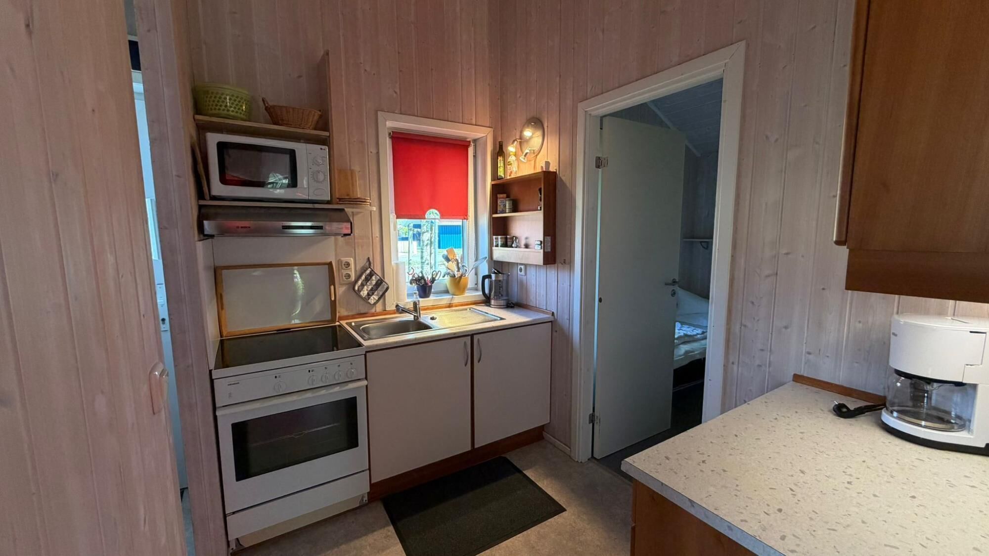 Wasserkocher mit Kaffee-/Teezubehör, Kühlschrank, Ofen, Herdplatte