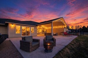 Exterior - Spectacular 5-Bedroom Rambler with Pool/HotTub Combo on Acreage in Town (Bend)