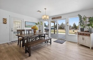 Dining - Spectacular 5-Bedroom Rambler with Pool/HotTub Combo on Acreage in Town (Bend)