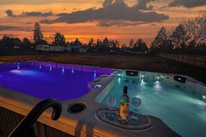 Outdoor pool, a heated pool - Spectacular 5-Bedroom Rambler with Pool/HotTub Combo on Acreage in Town (Bend)