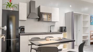 Réfrigérateur, micro-ondes, plaque de cuisson, lave-vaisselle