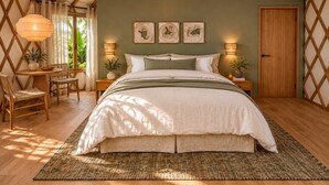 Une chambre confortable avec un lit, des tables de chevet, une chaise, une table et une fenêtre avec des rideaux.