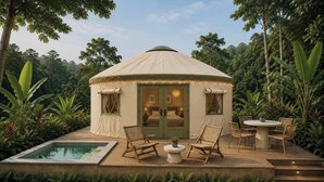 Une yourte dotée d’une piscine, d’un espace salon extérieur et d’un jardin.