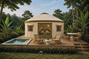 Eine Jurte mit Pool, Sitzgelegenheit im Freien und einem Garten.
