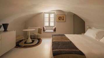 Minibar con artículos gratuitos y caja de seguridad en la habitación