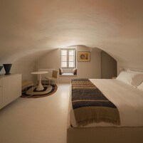 Suite Deluxe | Minibar con snack e bevande gratuite, una cassaforte in camera