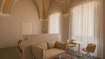 Free minibar, in-room safe, blackout curtains, free WiFi
