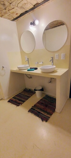 Dusche, Haartrockner, Bidet, Handtücher