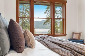 3 bedrooms, desk, WiFi, bed sheets - The Lantern House | Lake Views, Fire Pit & Luxury (Hayden)