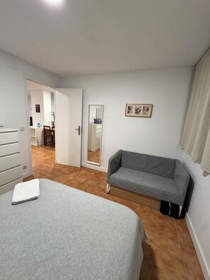 Tabla de planchar con plancha, acceso a internet y ropa de cama 