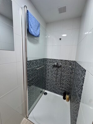 Ducha, secador de pelo, toallas, jabón