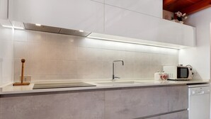 Réfrigérateur, micro-ondes, plaque de cuisson, lave-vaisselle