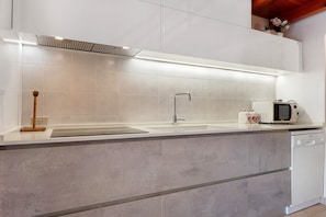 Fridge, microwave, stovetop, dishwasher