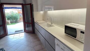 Kühlschrank, Mikrowelle, Herdplatte, Geschirrspüler