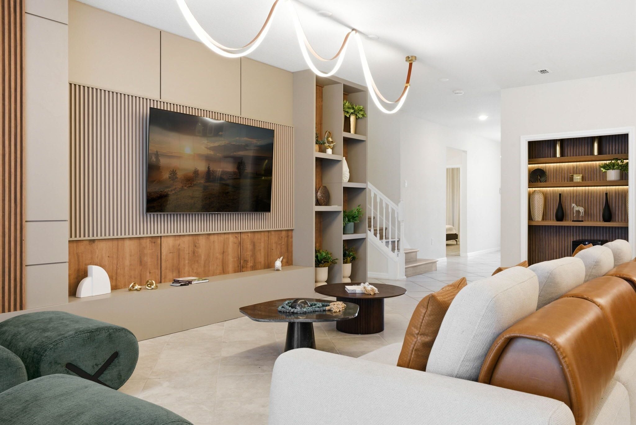 Casa (Multiple Bedrooms) | Área de sala de estar | Televisión de 50 pulgadas con canales por cable 