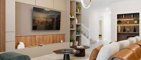 Casa (Multiple Bedrooms) | Área de sala de estar | Televisión de 50 pulgadas con canales por cable