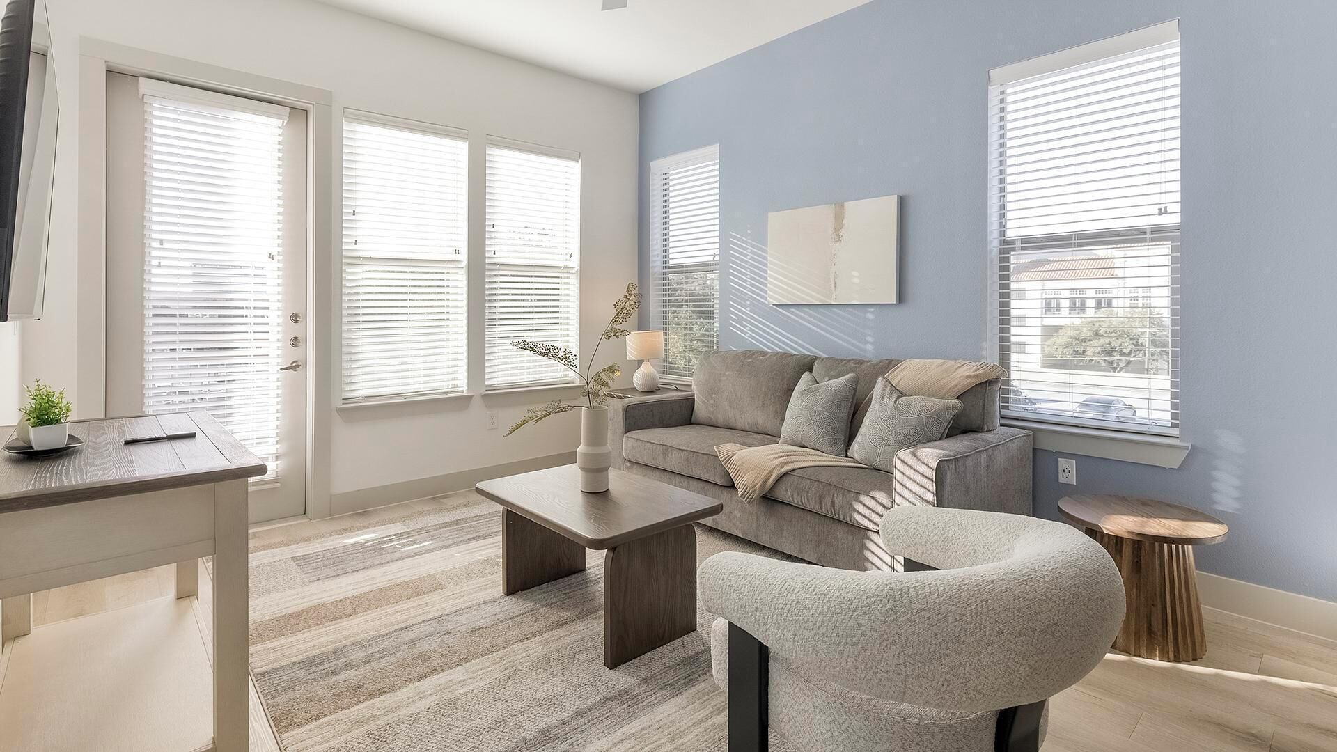 Apartment (1 Bedroom) | Wohnbereich | 50-Zoll-Fernseher mit Digitalempfang