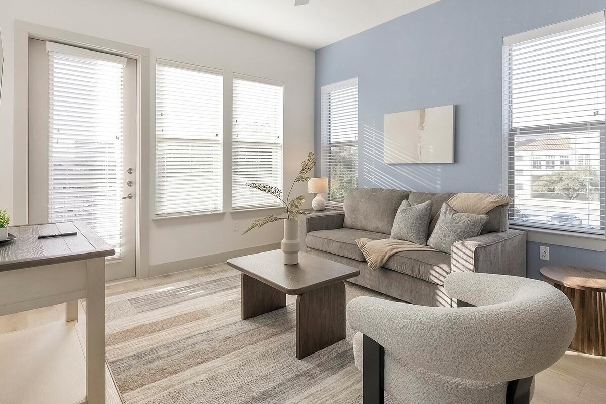 Apartment (1 Bedroom) | Wohnbereich | 50-Zoll-Fernseher mit Digitalempfang