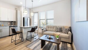 Un apartamento moderno con cocina, comedor y sala de estar.