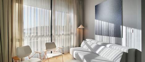 Departamento de lujo, balcón, vista al mar | Área de sala de estar