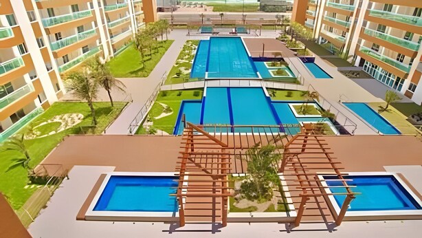Un resort con diverse piscine, vista sulla spiaggia e un design architettonico moderno.
