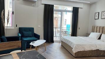 Deluxe-Studio, Balkon, Meerblick | Verdunkelungsvorhänge, Bügeleisen/Bügelbrett, kostenloses WLAN