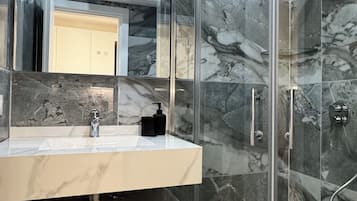 Deluxe Studio, Balcony, Sea View | Bathroom