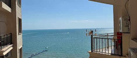 Deluxe-Studio, Balkon, Meerblick | Unterkunftsgelände