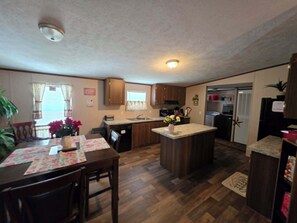 Dining - 2-bedroom mobile home a minute off the Suncoast Parkway. Comfy and cozy! (Homosassa)
