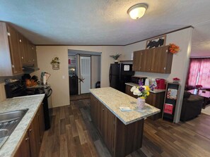 Private kitchen - 2-bedroom mobile home a minute off the Suncoast Parkway. Comfy and cozy! (Homosassa)