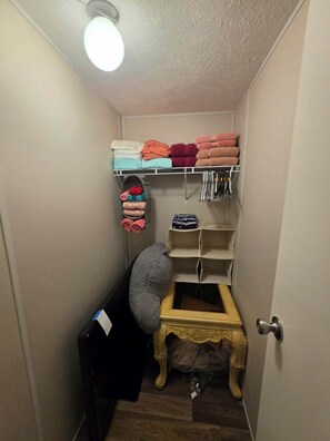 Interior - 2-bedroom mobile home a minute off the Suncoast Parkway. Comfy and cozy! (Homosassa)