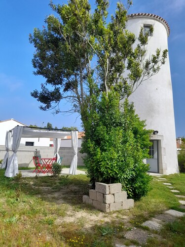 Sleep in a windmill 2 km from the beach!