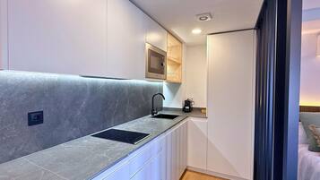 Fridge, microwave, oven, coffee/tea maker
