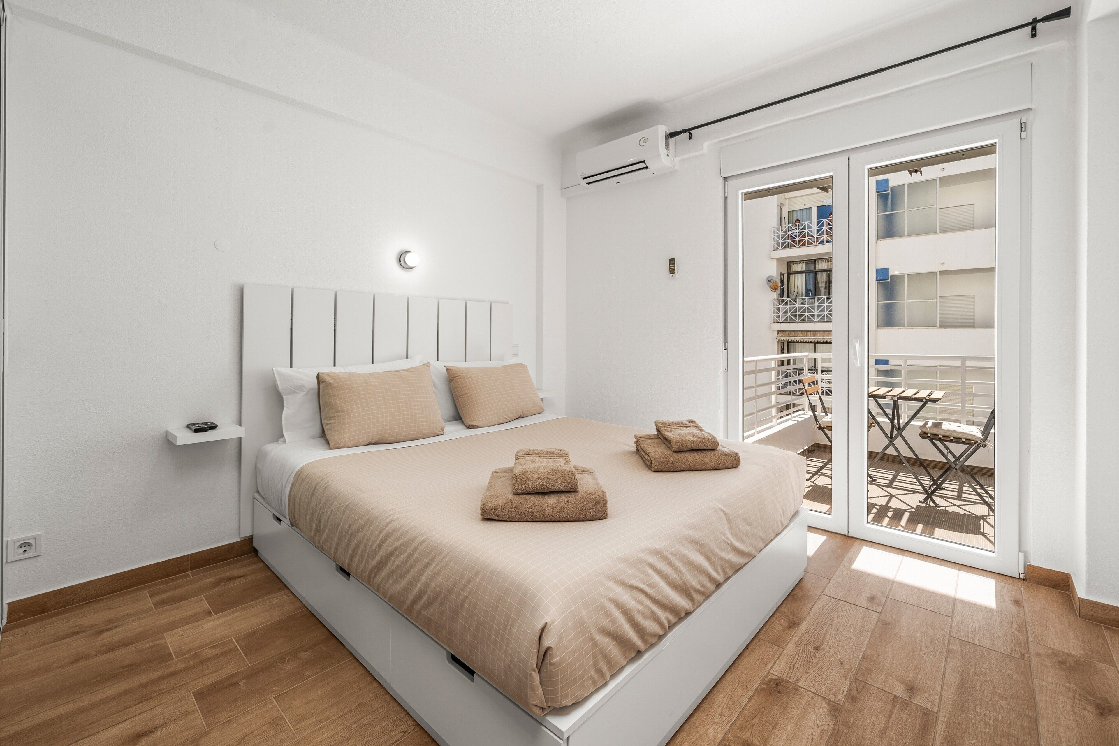 Tabla de planchar con plancha, wifi y ropa de cama 