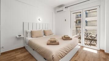Tabla de planchar con plancha, wifi y ropa de cama