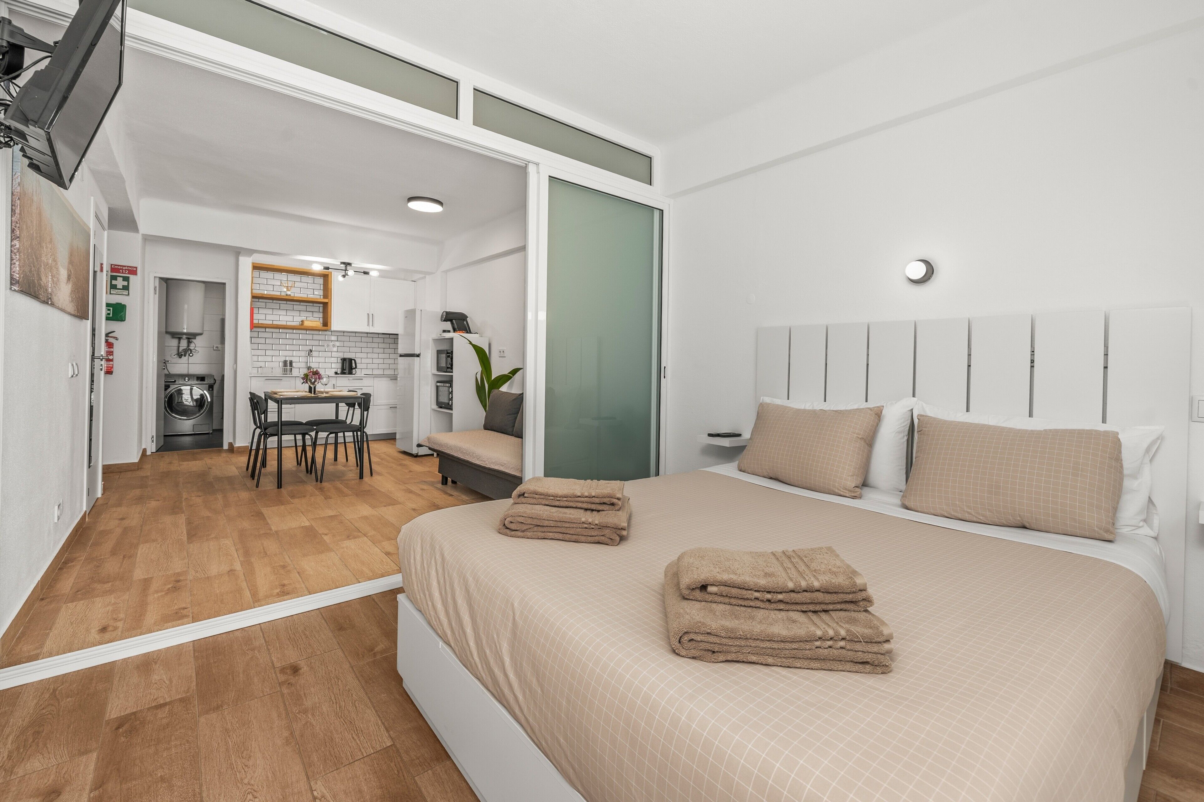 Tabla de planchar con plancha, wifi y ropa de cama 