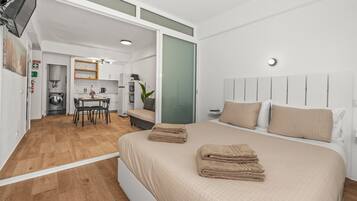 Tabla de planchar con plancha, wifi y ropa de cama