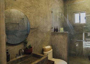 Douche, sèche-cheveux, serviettes fournies, savon