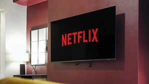 Un televisore fissato a parete con il logo Netflix.
