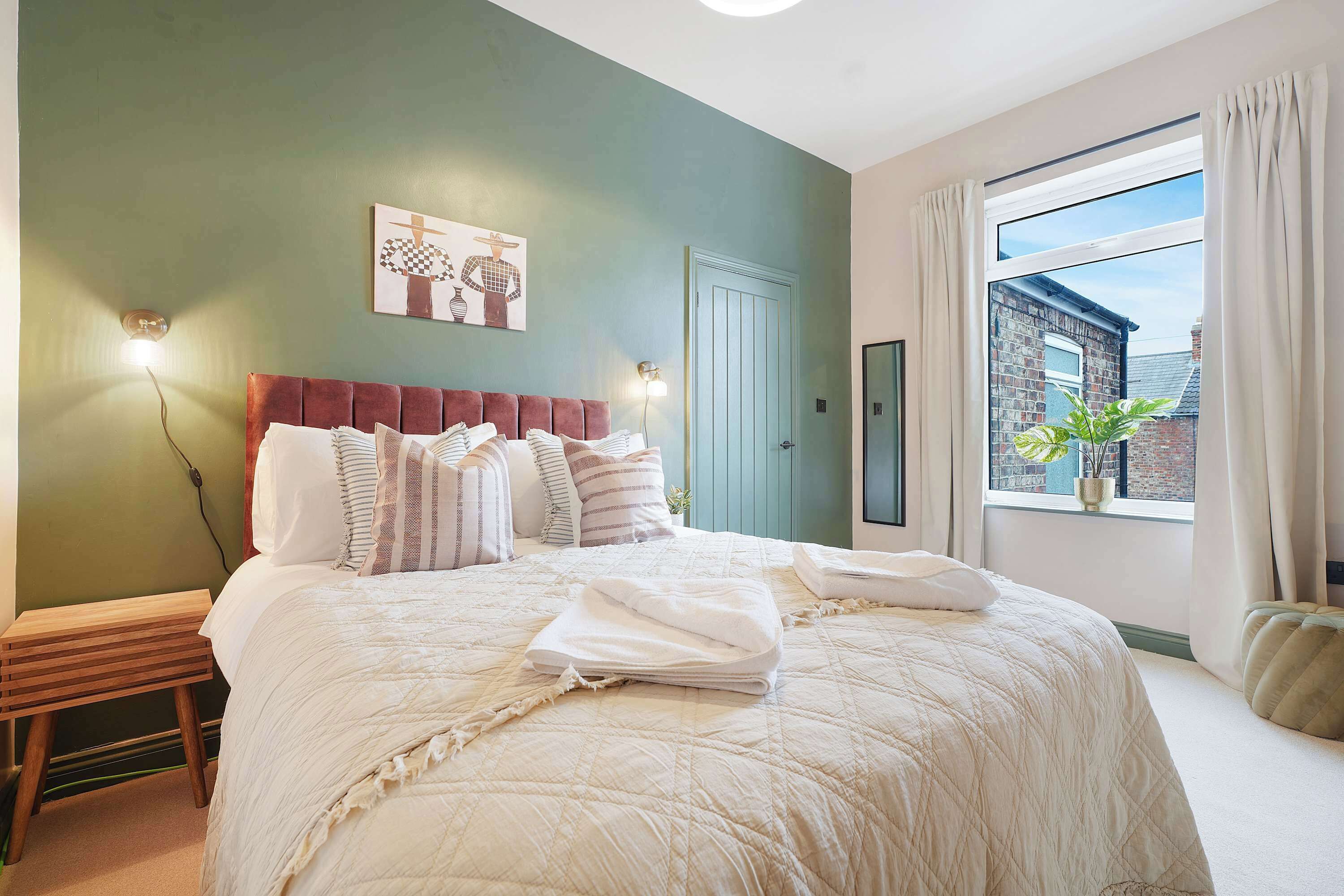 Desk, iron/ironing board, WiFi, bed sheets