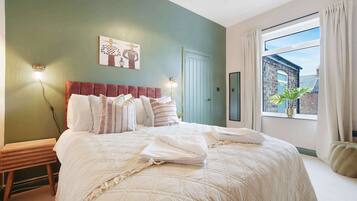 Desk, iron/ironing board, WiFi, bed sheets